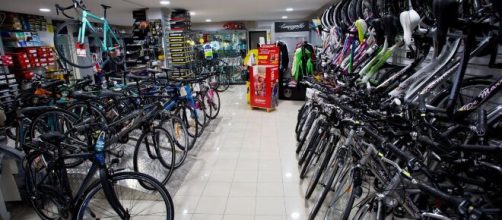 Un negozio di biciclette, molte le perplessità dei negozianti.