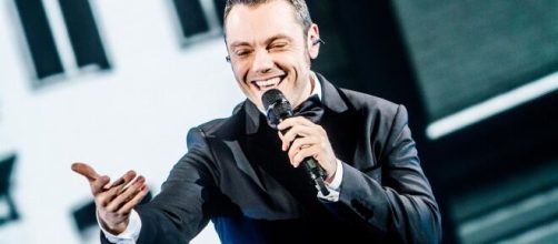 Tiziano Ferro annuncia lo slittamento del suo tour al 2021.