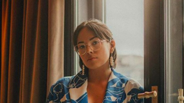 Agathe Auproux pose devant une vue &agrave; couper le souffle. Credit : Instagram/agatheauproux