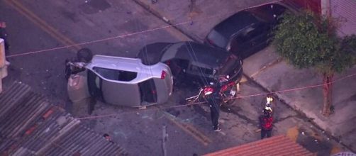 Carro capotou e moto ficou destruída. (Arquivo Blasting News).