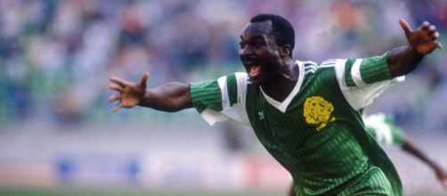 L'esultanza di Roger Milla dopo un gol ai Mondiali di Italia '90.