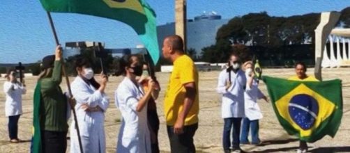 Apoiadores do presidente Jair Bolsonaro atacam enfermeiros durante manifestação. (Reprodução/Sindicato dos Enfermeiros do DF)
