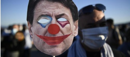 Fase 2. In 300 gli esercenti con le maschere di Conte pagliaccio: protesta a Napoli