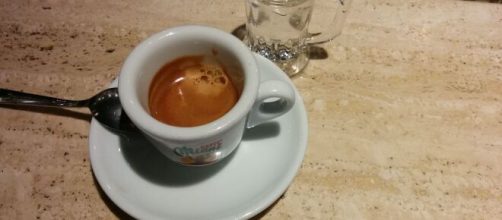 Napoli, barista serve caffè a due clienti da una finestra: titolare multato.