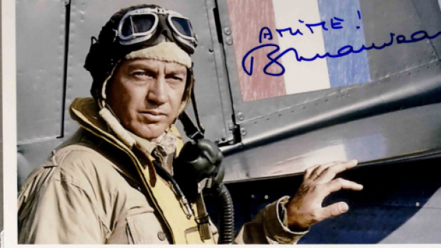 Bernard Giraudeau a incarné dans un film le rôle d'Antoine de Saint- Exupéry, en pilote de guerre. Crédit photo auction.fr