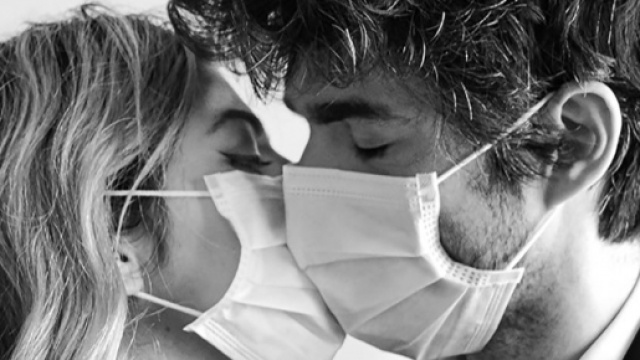 Luca Marino e la fidanzata Giada Ramera, autrice dello scatto, sulla copertina del singolo "Come stai?"