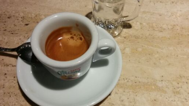 Napoli, barista serve caffè a due clienti da una finestra: titolare multato.