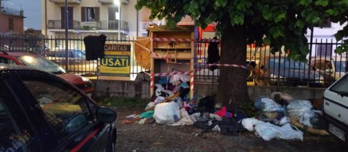 Bergamo, bimbo muore incastrato nel cassonetto per gli abiti usati | corriere.it