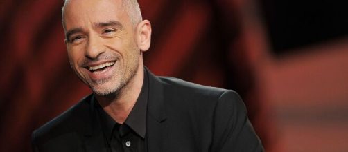 Sonia Lorenzini ed Eros Ramazzotti paparazzati insieme in un maneggio.