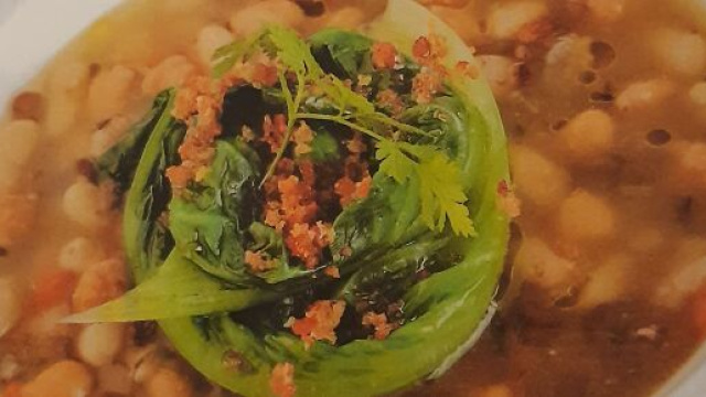La zuppa di legumi con la scarola.
