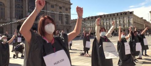 Gli infermieri hanno protestato a Torino perché vogliono un riconoscimento per i sacrifici affrontati nell'emergenza coronavirus.