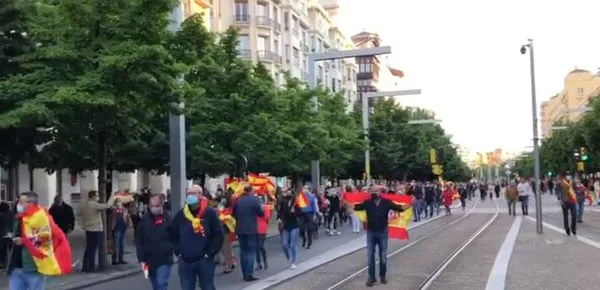 El aumento de las caceroladas ha provocado que el líder de Podemos haya protegido su vivienda