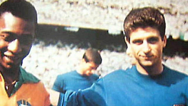Pelé e Gianni Rivera prima dell'amichevole tra Italia e Brasile a San Siro nel 1963.