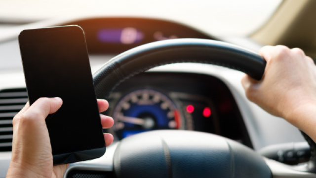 Il est désormais encore plus risqué d'être au téléphone en voiture. Credit: Pexels/Acharaporn Kamornboonyarush