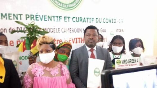 Prince Th&eacute;ophile Kwendjeu et la Diaspora Mod&egrave;le lors de la pr&eacute;sentation de Viro-Green F4 (c) Paul Fils Eloundou