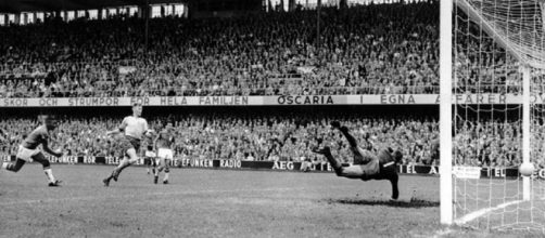 Il primo gol di Pelé contro la Svezia nella finale mondiale del 1958.