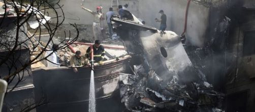 Incidente aereo in Pakistan: 97 morti e due superstiti