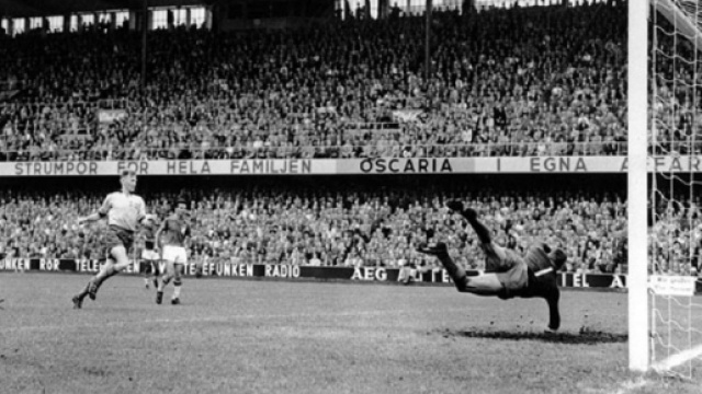 Il primo gol di Pelé contro la Svezia nella finale mondiale del 1958.