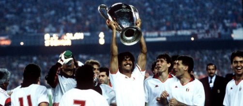 Ruud Gullit leva al cielo la Coppa dei Campioni vinta dal Milan nel 1989.