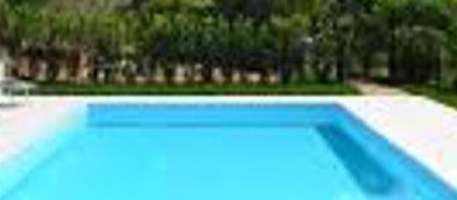 Varcaturo, Napoli: bambino di 4 anni annega nella piscina, il padre ha in grave incidente in auto.