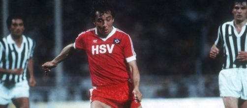 Felix Magath in azione nella finale di Coppa dei Campioni 1983.