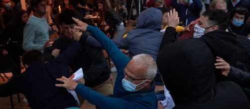 Imágenes de la pelea que hubo en la Plaza del Castillo (Pamplona) entre los abertzales y los ciudadanos de las terrazas