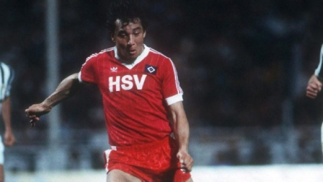 Felix Magath in azione nella finale di Coppa dei Campioni 1983.