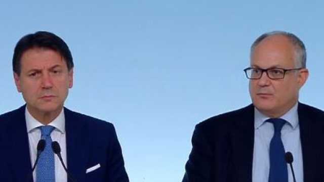 Il presidente del Consiglio Giuseppe Conte e Roberto Gualtieri.