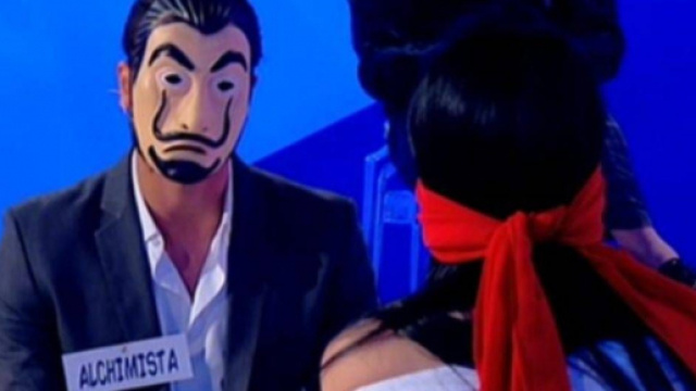 Uomini e Donne, anticipazioni 27 maggio: 'Alchimista' si mostra ed entra in studio senza maschera