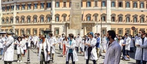 Protesta dei medici specializzandi a Roma.