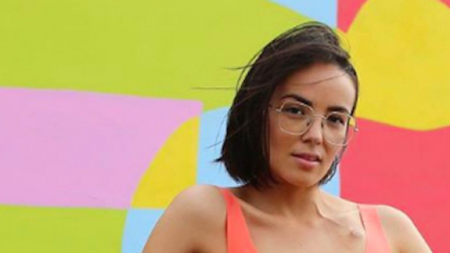 Agathe Auproux pose en tenue estivale sur Instagram et divise. Credit : Instagram/agatheauproux