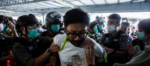 Arresti a Hong Kong di manifestanti contro Pechino.