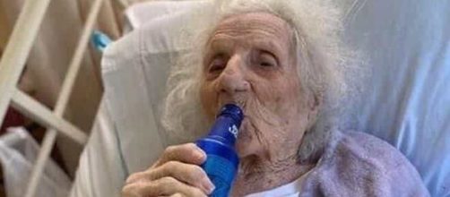 De forma inusitada, idosa toma cerveja para celebrar vitória sobre o coronavírus. (Arquivo Blasting News)