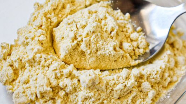 6 ricette con la farina di ceci: dalle panelle siciliane ai biscotti con la cannella.