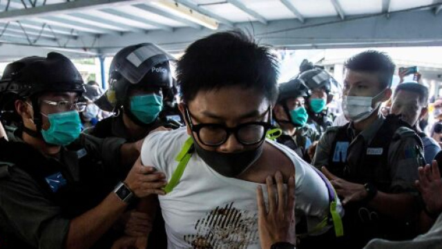 Arresti a Hong Kong di manifestanti contro Pechino.