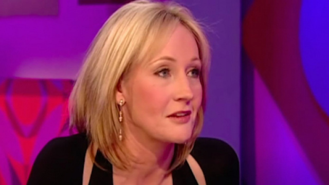 J.K Rowling sort un conte pour enfant. Credit : Capture/Friday Night Youtube