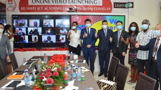 S&eacute;ance de t&eacute;l&eacute;conf&eacute;rence avec Huawei ICT Academy durant le Covid-19 (c) Huawei Cameroun