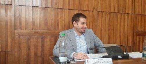 Brindisi, Gabriele Antonino critica il provvedimento del sindaco Riccardo Rossi.