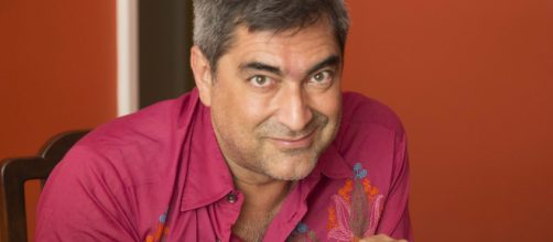 Jornalista e apresentador Zeca Camargo se desliga da Rede Globo e mostra otimismo em novos projetos. (Arquivo Blasting News)