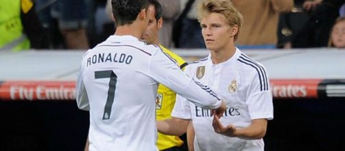 Odegaard e Cristiano Ronaldo ai tempi del Real Madrid.