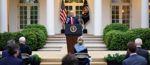 Trump in conferenza stampa nel Giardino delle Rose della Casa Bianca: stop a fondi Oms.