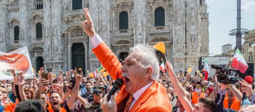 Pappalardo e i Gilet arancioni in piazza a Milano senza mascherine.