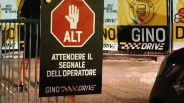 Napoli, paninoteca da Gino a San Vitaliano: via Nazionale intasata, interviene la polizia.