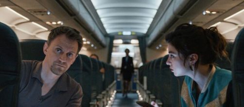 Passageiros de um voo noturno tentam sobreviver em nova série. (Reprodução/Netflix)