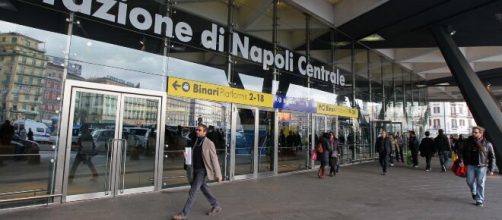 Stazione Centrale di Napoli, attesa per i treni dal Nord.