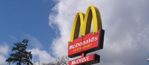 Brindisi, comincia la Fase 2: lunghe code di auto al McDonalds al centro commerciale