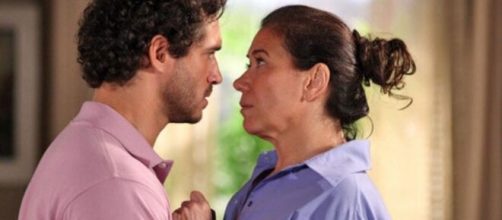 Guaracy (Paulo Rocha) em cena romântica com Griselda (Lilia Cabral) na novela reprisada na faixa das 21h. ( Reprodução/TV Globo )
