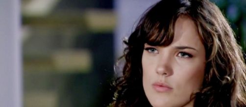 Patrícia (Adriana Birolli) em cena de Fina Estampa; jovem descobrirá que está grávida na quinta (7). ( Reprodução/TV Globo )