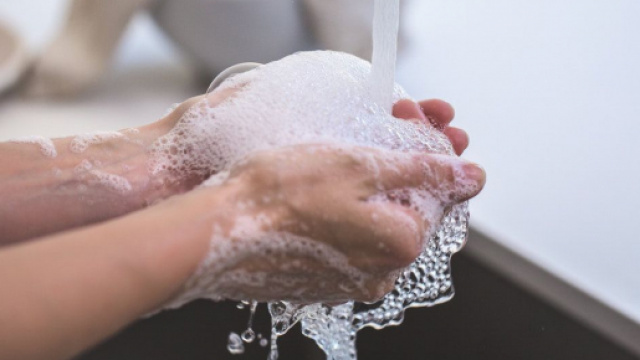 Coronavirus : En 2 minutes, ce qu'il faut retenir de l'actualit&eacute;. Credit : Anna Shvets/Pexels