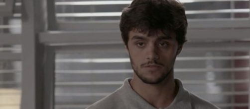 Felipe Simas interpreta o protagonista Jonatas na trama escrita por Paulo Halm e Rosane Svartman. ( Reprodução/TV Globo )